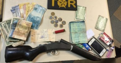 Homem é preso com carro roubado e espingarda em Camaçari Homem é preso com carro roubado e espingarda em Camaçari