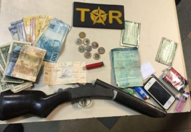 Homem é preso com carro roubado e espingarda em Camaçari Homem é preso com carro roubado e espingarda em Camaçari