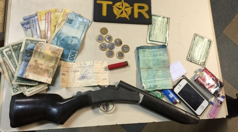 Homem é preso com carro roubado e espingarda em Camaçari Homem é preso com carro roubado e espingarda em Camaçari